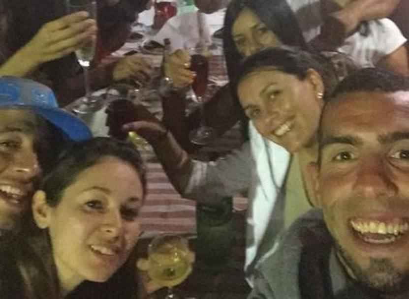 Selfie e allegria al cenone natalizio di Carlitos Tevez: l&#39;amarezza della Supercoppa Italiana persa col Napoli  gi passata